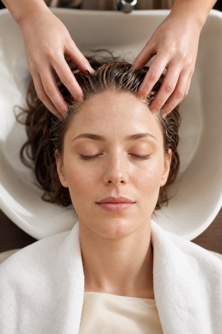 Kopfhautmassage während der Head Spa-Behandlung bei Beauty by Gashi Grenchen